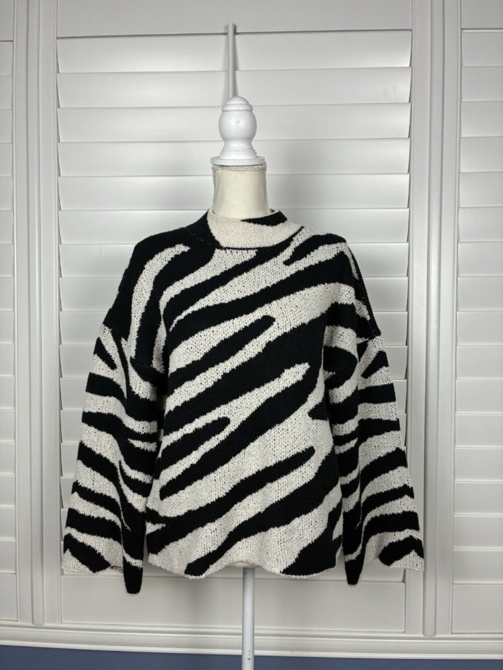 Loveriche Women’s Black & White Zebra Print Bell Sleeve Sweater Size S